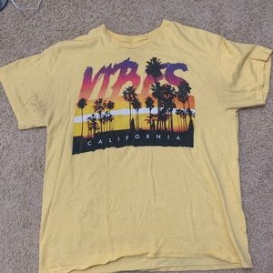 yellow graphic tee.